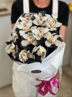 Букет из 11 орхидей "Инь-янь" в эффектной упаковке