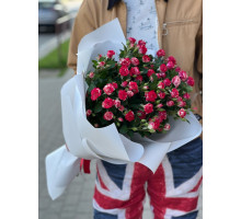 Букет 11 кустовых роз Фаер Воркс с упаковкой