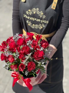 Композия с розами и альстромерией