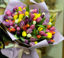 101 тюльпан с упаковкой "Весенний"