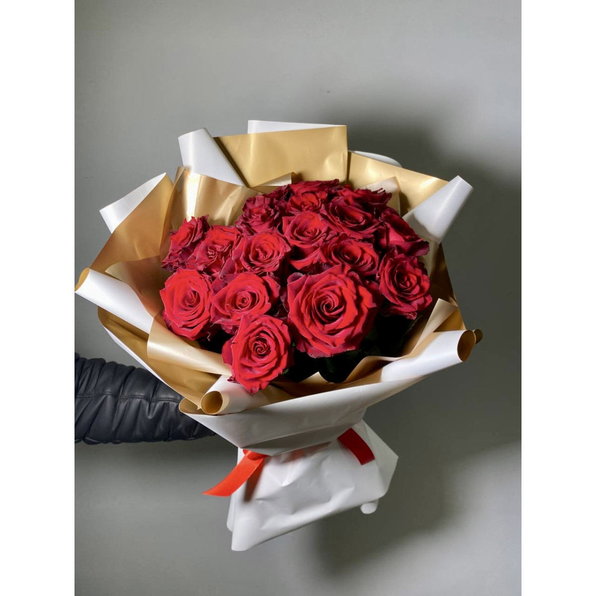 Букет 15 красных роз Эквадор с упаковкой 