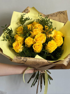 17 желтых роз в упаковке "Розмари"