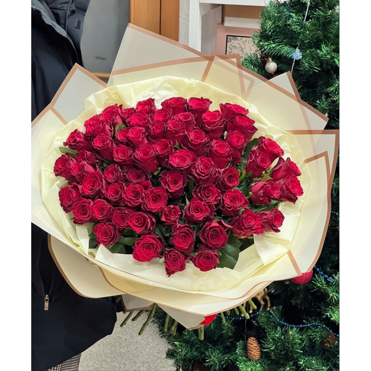 Букет 65 красных роз с упаковкой