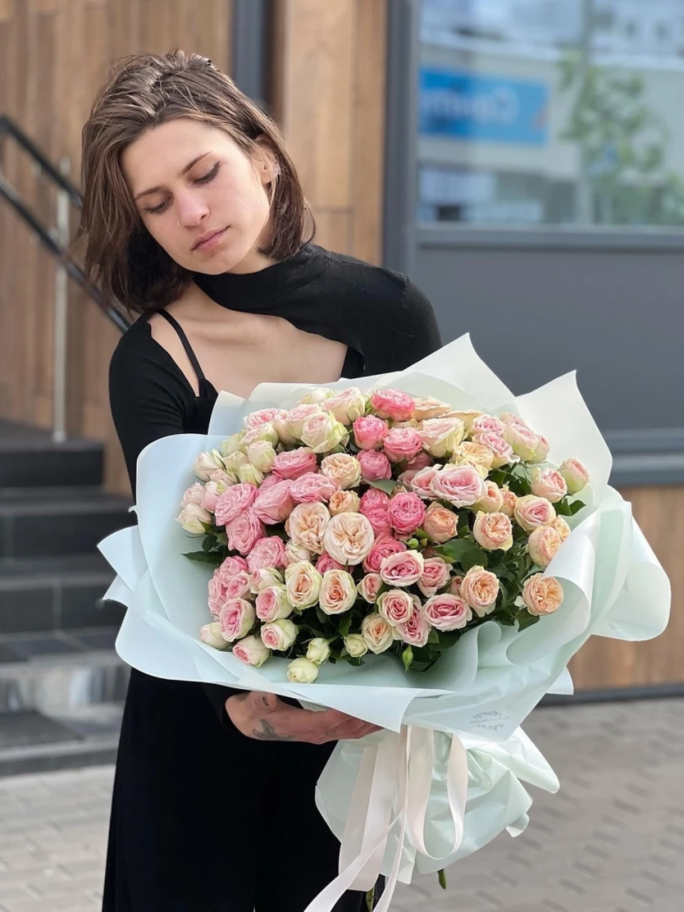 15 кустовых роз с упаковкой