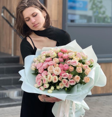 15 кустовых роз с упаковкой