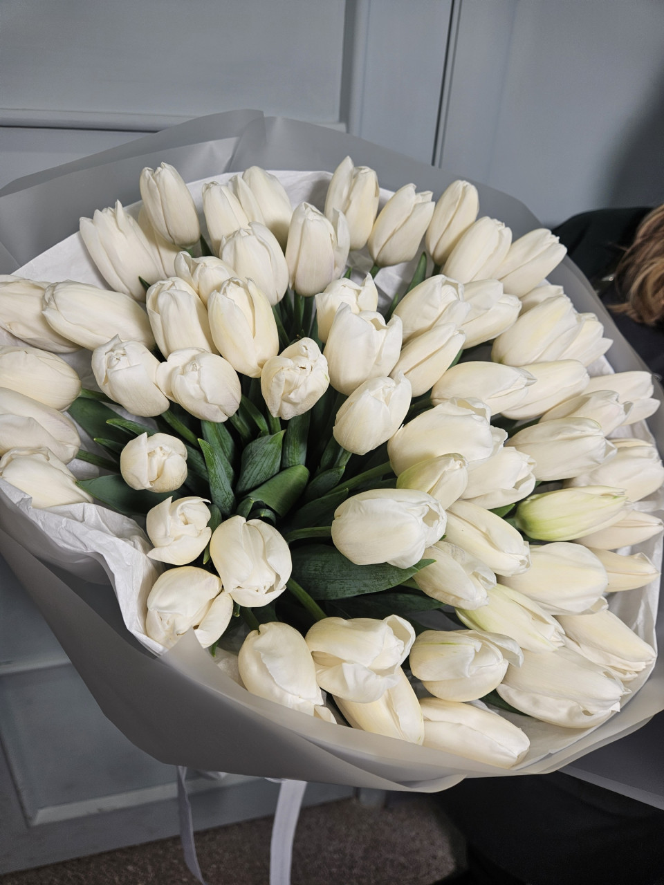 Букет белых тюльпанов XXL (61 шт) в упаковке