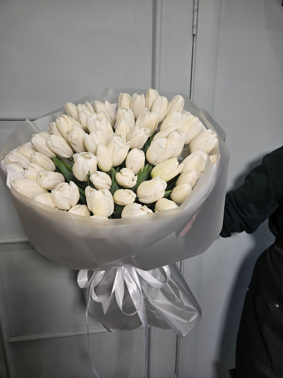 Букет белых тюльпанов XXL (61 шт) в упаковке