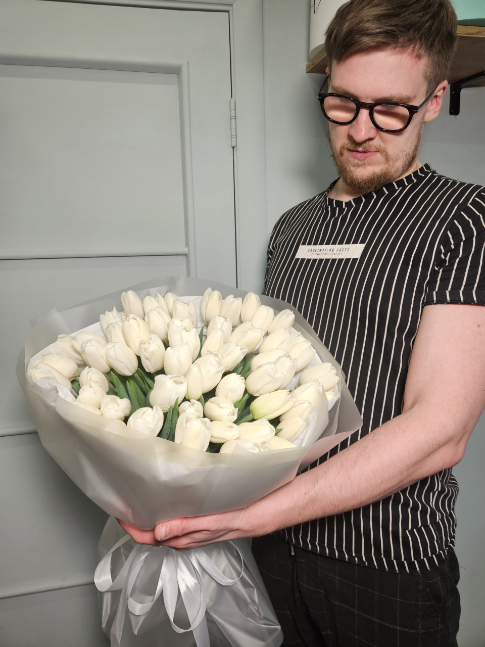 Букет белых тюльпанов XXL (61 шт) в упаковке