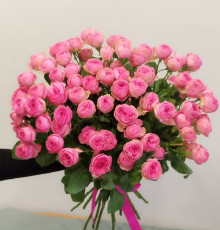 Букет 17 веток кустовой пионовидной розы Жизель