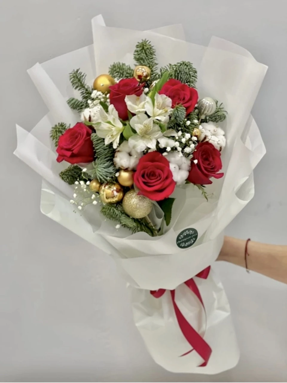 Новогодний букет с розами, зеленью и новогодними игрушками