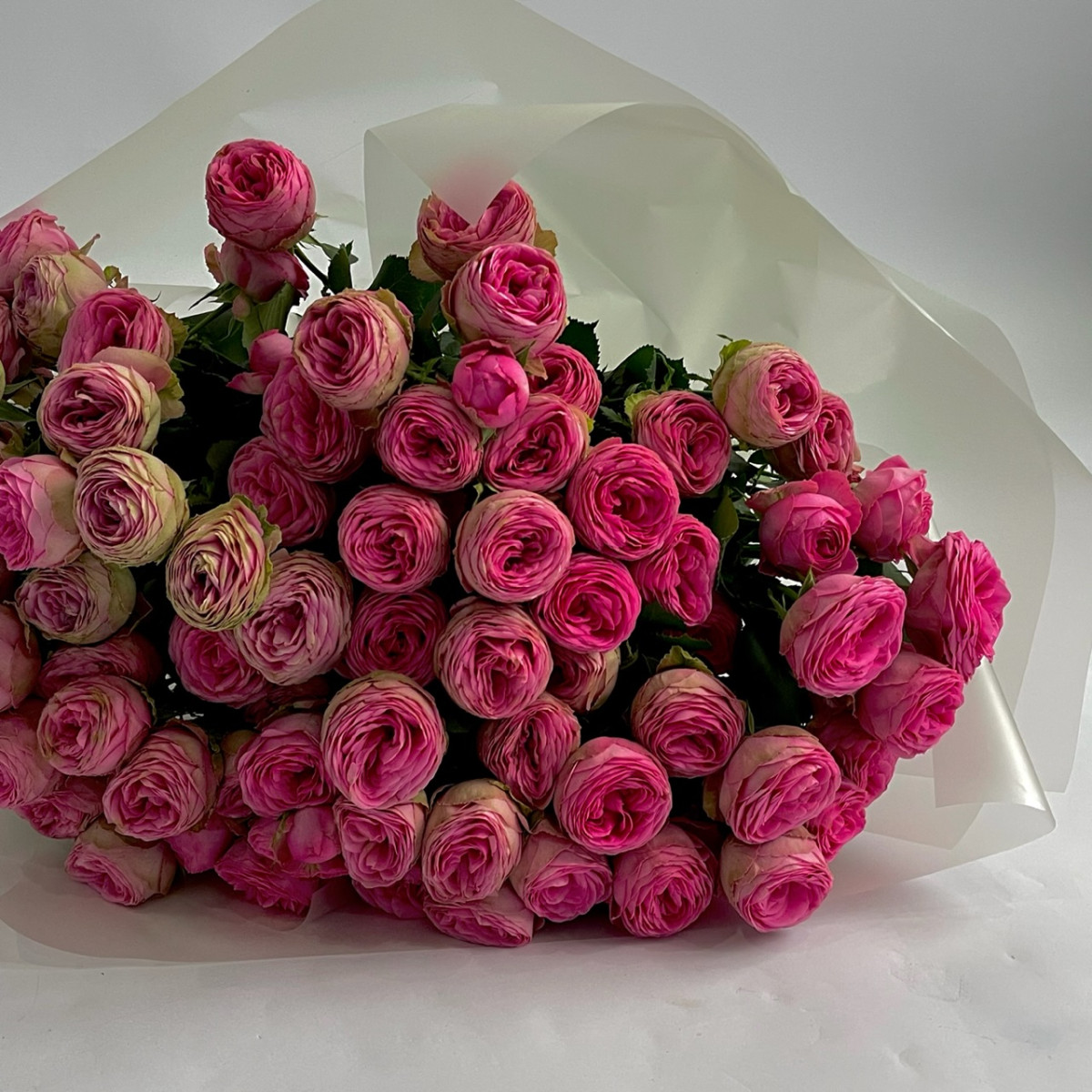 Букет из 15 веток кустовой розы  Жизель с упаковкой