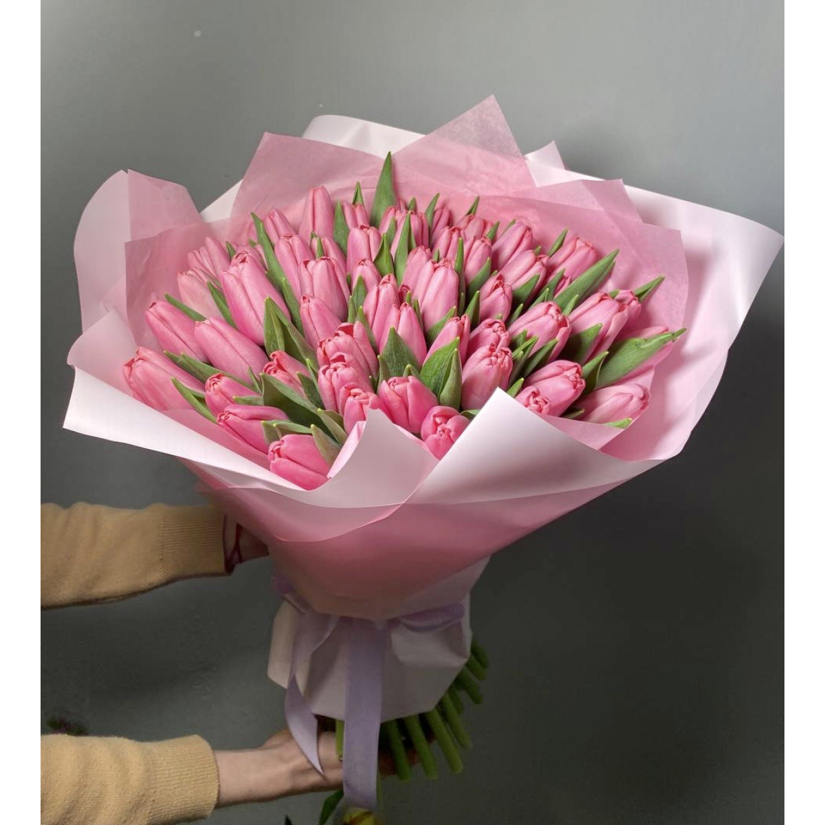 51 розовый тюльпан с нежной упаковкой 