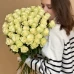 51 белая роза Кения Атена 60 см с лентой 