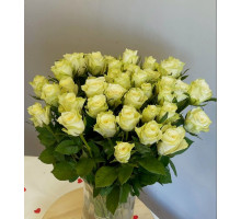 31 белая роза Атена с атласной лентой