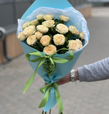 Букет из кустовой розы с эффектной упаковкой