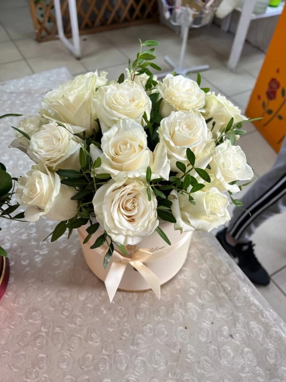 Бокс из 15 белых роз 