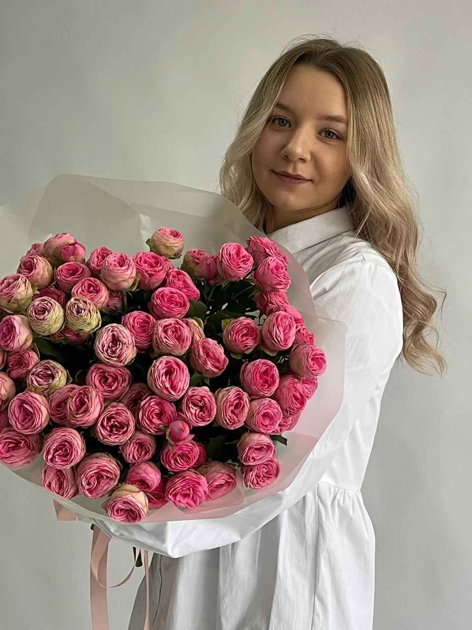 Букет из 15 веток кустовой розы  Жизель с упаковкой