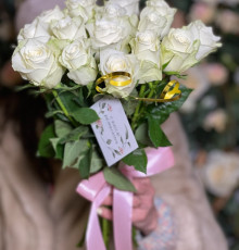 15 белых роз Атена 40 см с атласной лентой