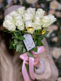 15 белых роз Атена 40 см с атласной лентой
