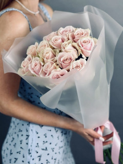 15 роз в упаковке "Волшебный праздник"