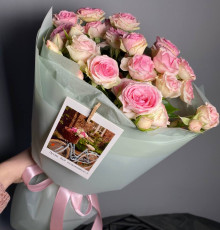 Букет из 5 веток кустовой розы   Динара с упаковкой