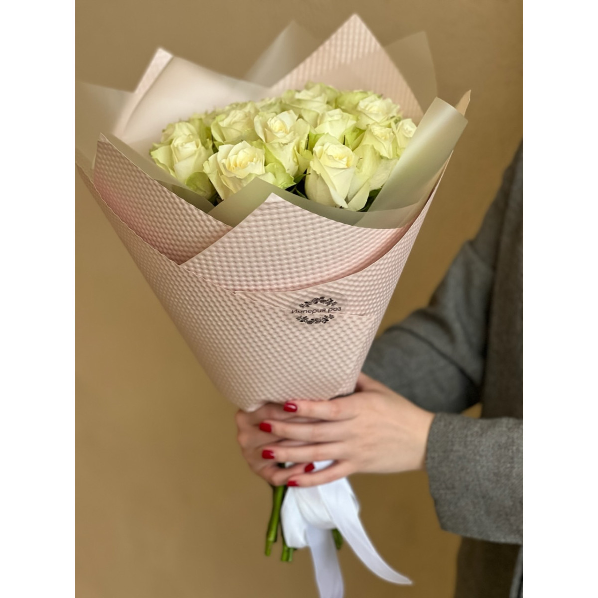 21 белая роза Атена 40 см с упаковкой 