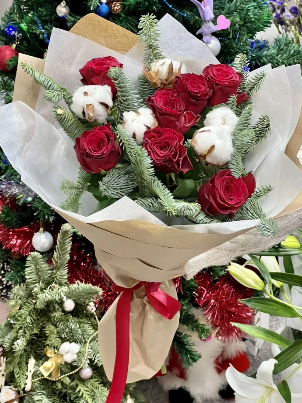 Новогодний букет с розами Кения 