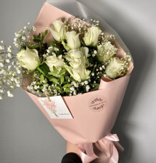 Букет из 9 роз Атена с гипсофилой 