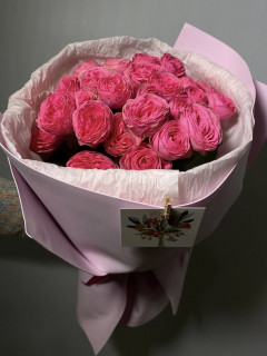 Букет из 5 веток кустовой розы  Жизель с упаковкой