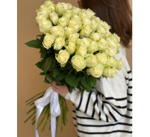 51 белая роза Кения Атена 60 см с лентой 
