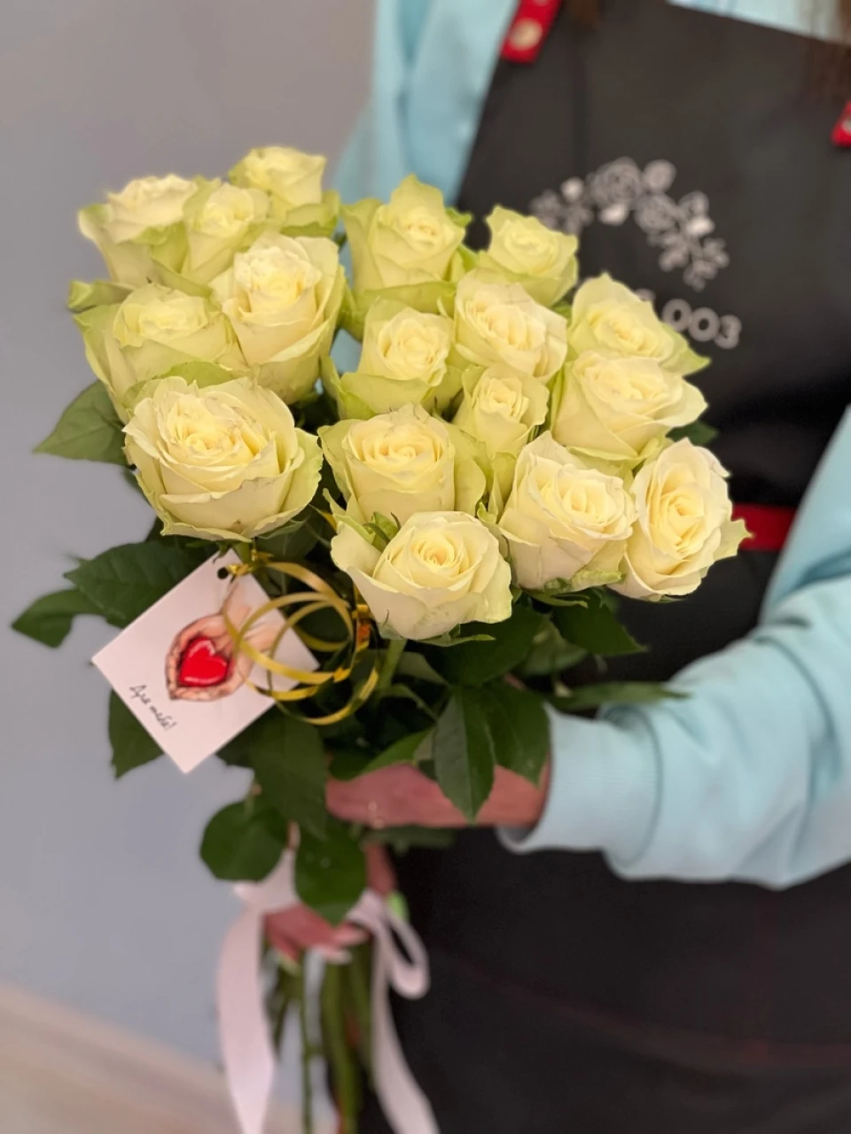 БУКЕТ из 17 белых роз Атена