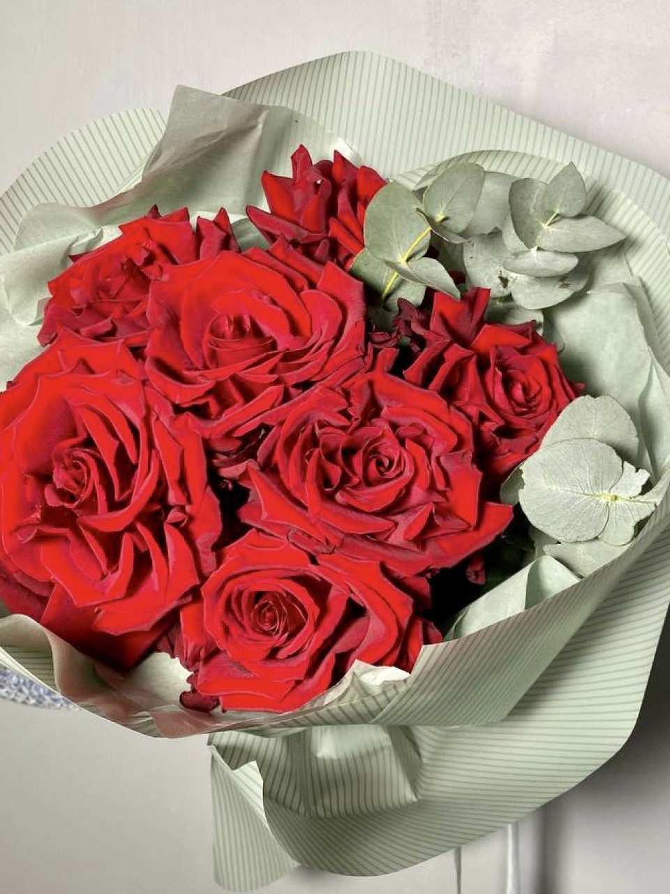 7 французских роз с упаковкой Аморе