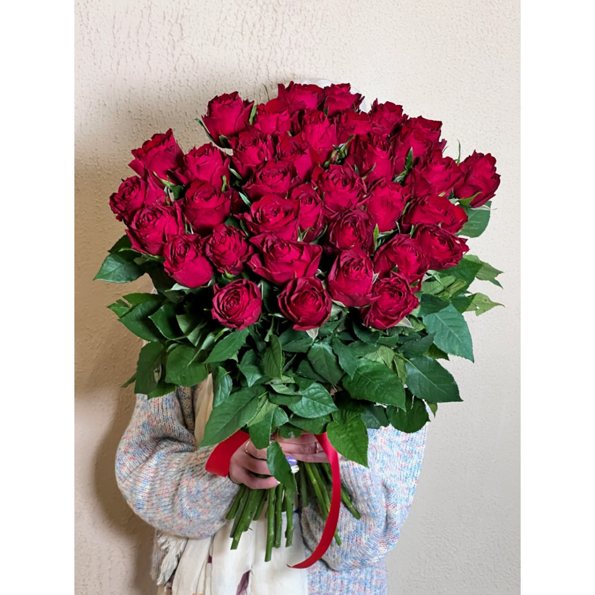 35 роз Кения 60 см с атласной лентой 