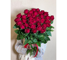 35 роз Кения 60 см с атласной лентой 