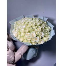 51 белая роза Кения 60 см с упаковкой 
