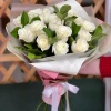 15 белых роз с зеленью