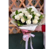 15 белых роз с зеленью