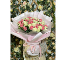 БУКЕТ 51 бело- нежно розовая роза с упаковкой "Аморе"
