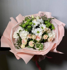 Букет из кустовых роз и белых хризантем "Ради тебя"