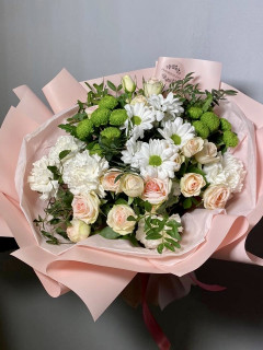 Букет из кустовых роз и белых хризантем "Ради тебя"