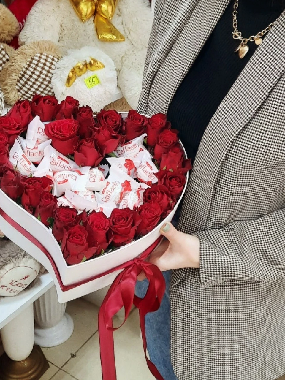 Сердце из цветов с конфетами