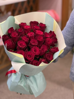 31 красная голландская роза с упаковкой 