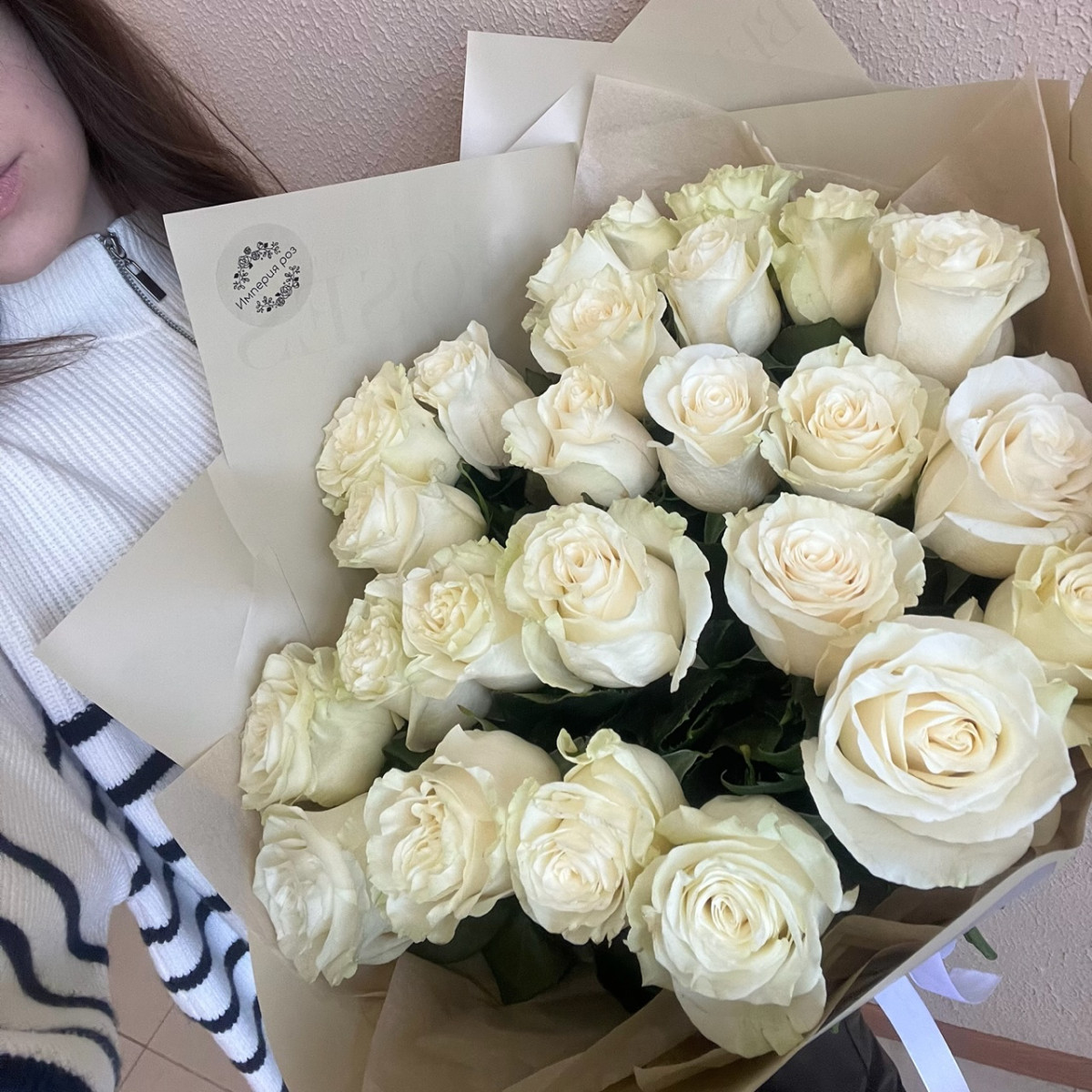 25 белых роз в упаковке