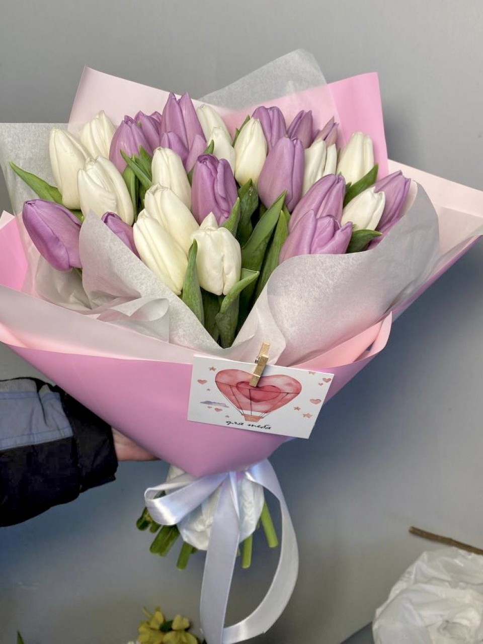 31 бело-фиолетовый тюльпан с упаковкой "Красота"
