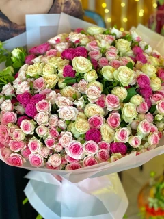 Букет из 51 ветки кустовой розы
