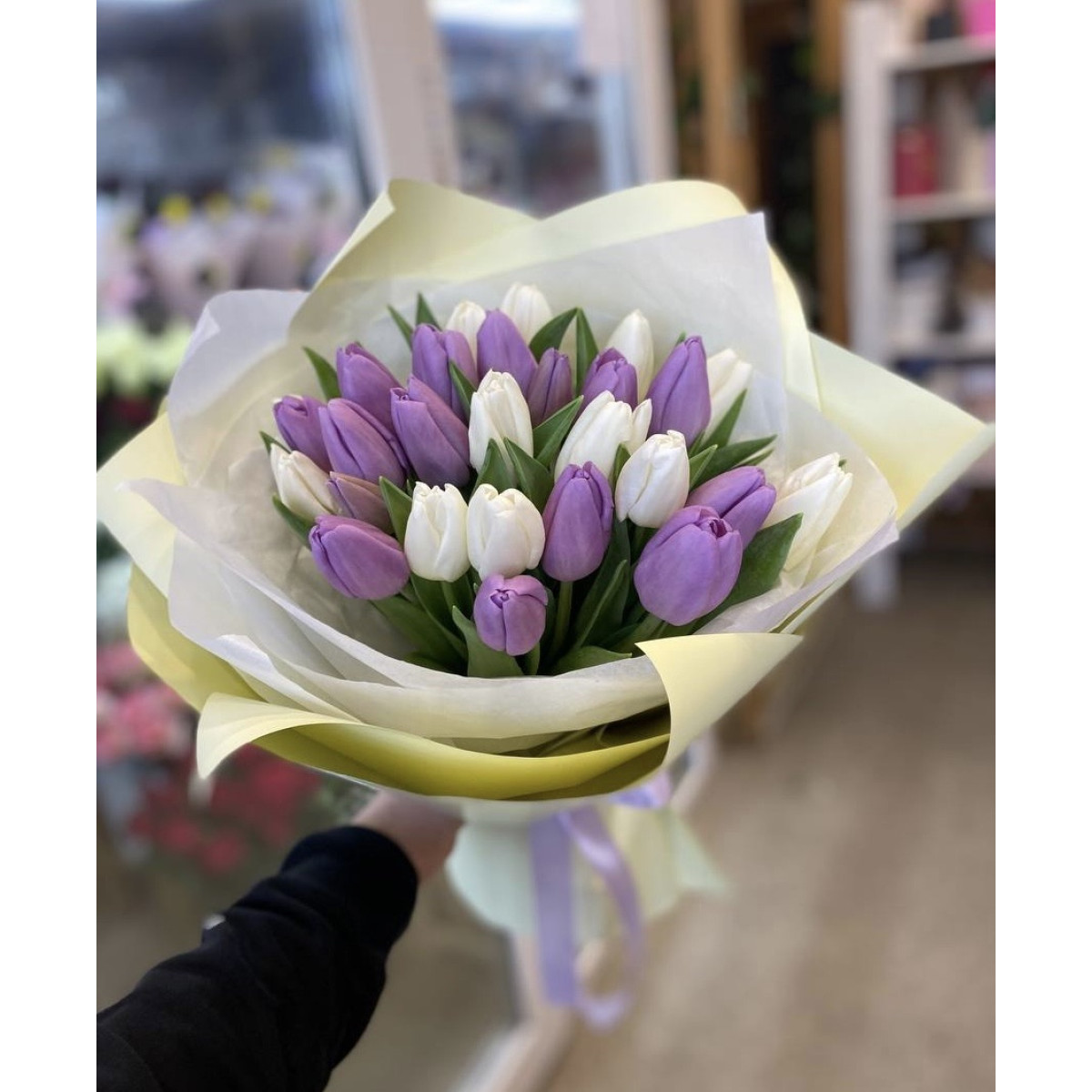 25 тюльпанов  бело-фиолетовых "Весна"