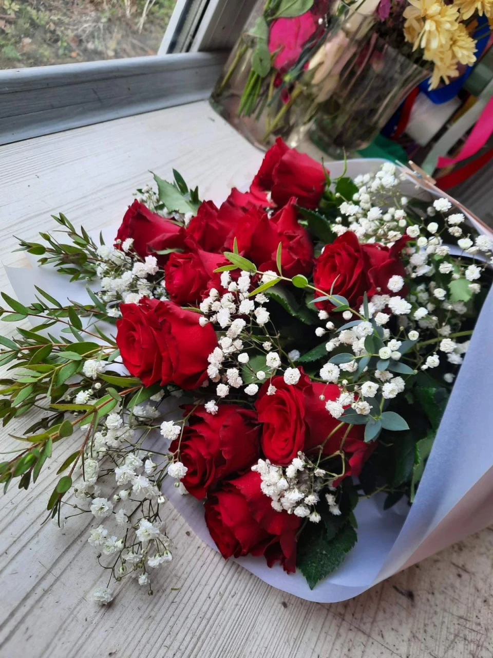 Букет из 9 роз "Родос" с гипсофилой 