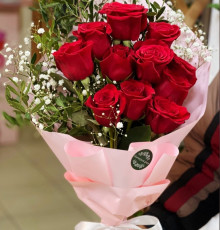 Букет из 11 роз с зеленью  и  гипсофилой