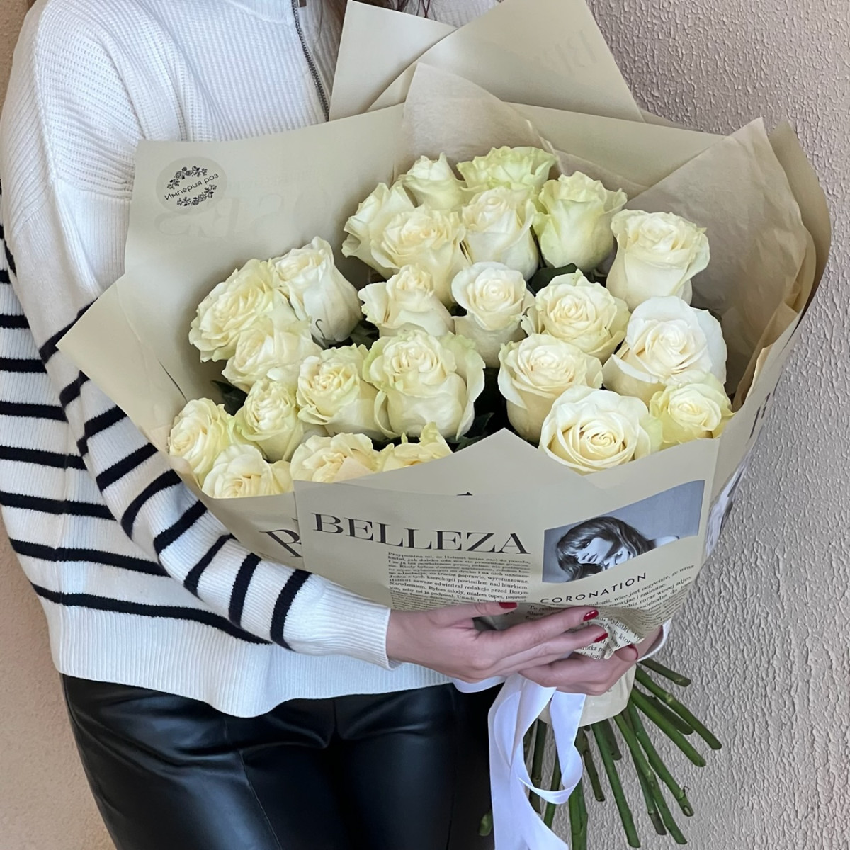 25 белых роз в упаковке