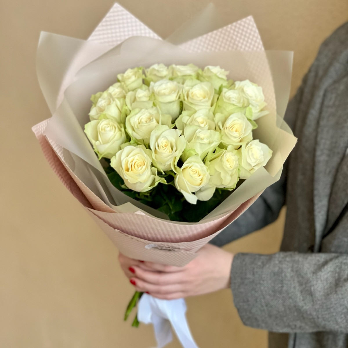 21 белая роза Атена 40 см с упаковкой 